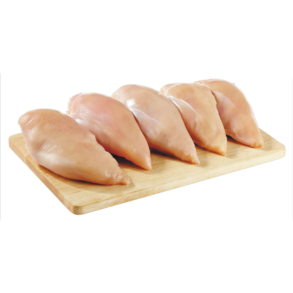 Cinq poitrine de poulet sans peau sur une planche \u00e0 d\u00e9couper en bois.