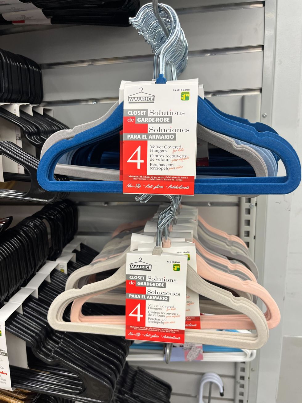 Cintres recouverts de velours offerts dans le beige, rose et bleu au Dollarama.