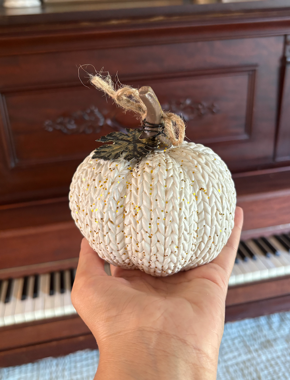 Citrouille avec effet tress\u00e9 blanche et dor\u00e9e.