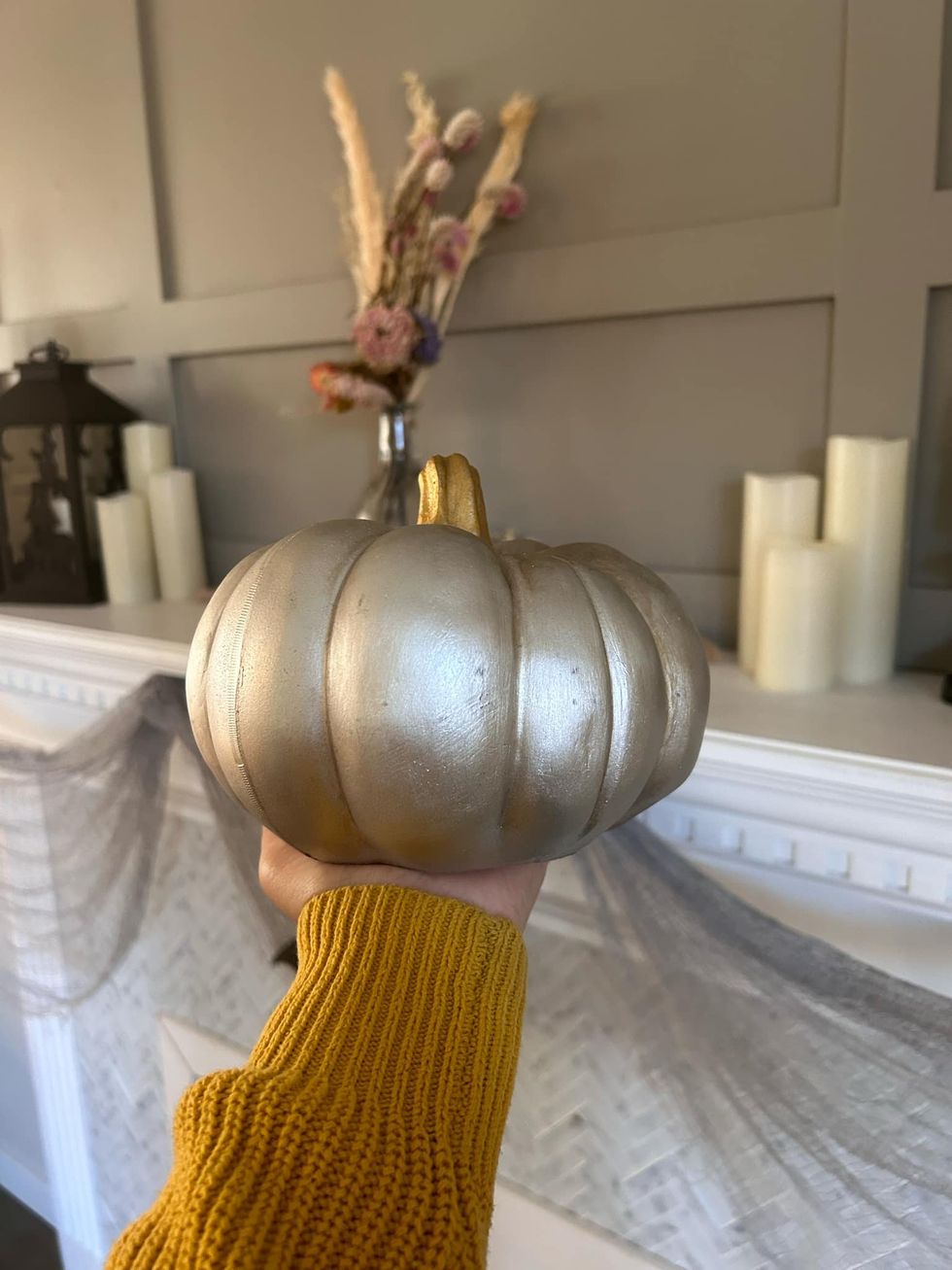 Citrouille d\u00e9corative dor\u00e9e.