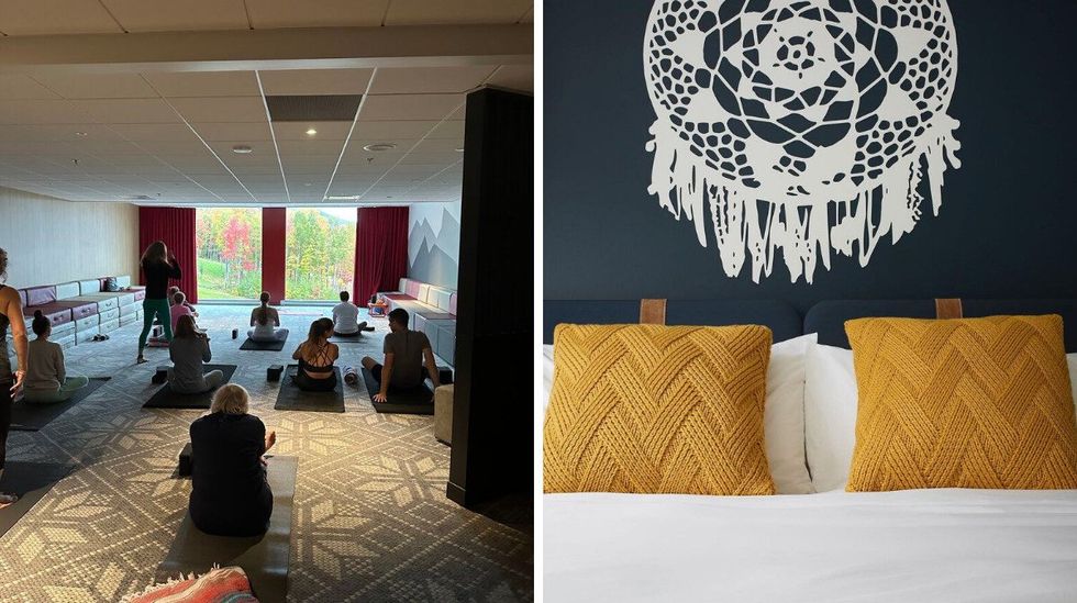 Classe de yoga. Droite: Un lit avec deux coussins jaunes et un capteur de r\u00eaves.