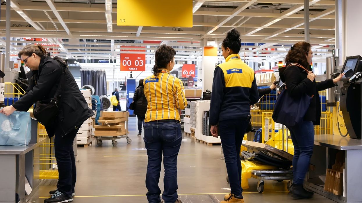 Clientèle aux caisses d'un IKEA.