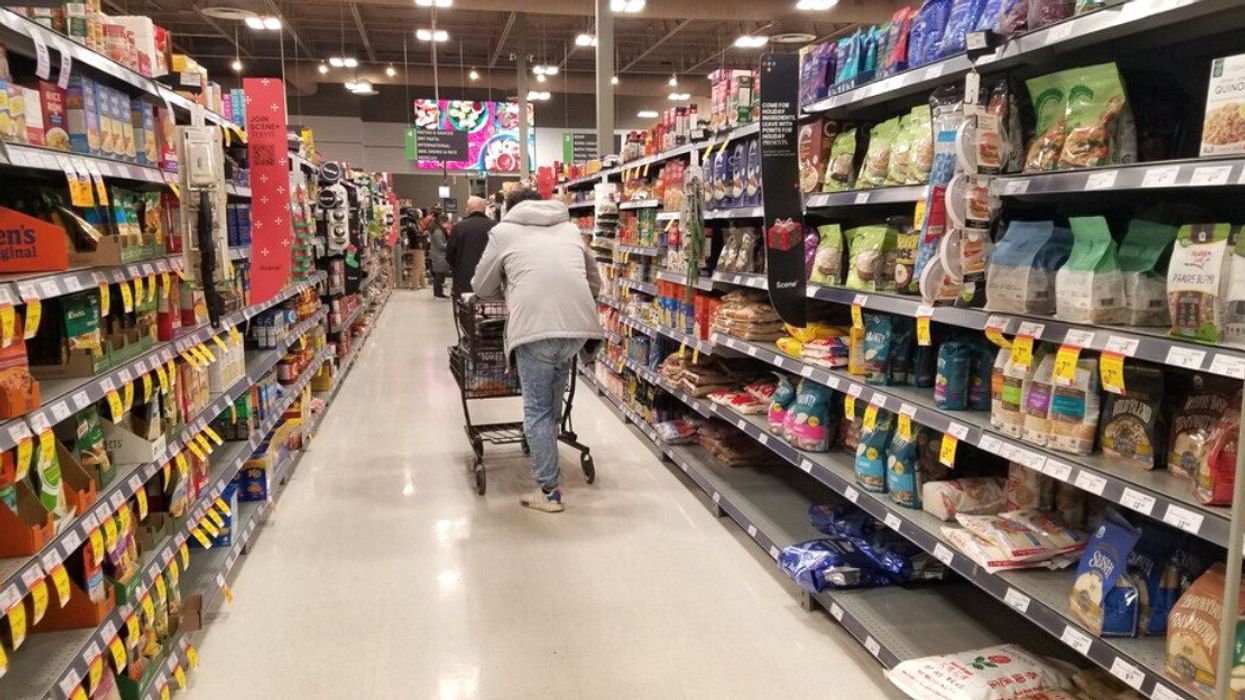 Clients dans une allée d'épicerie au Canada.