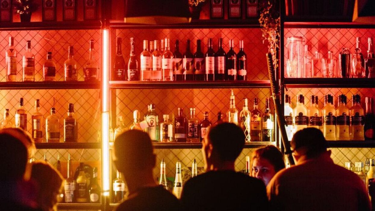 Clients devant un bar.
