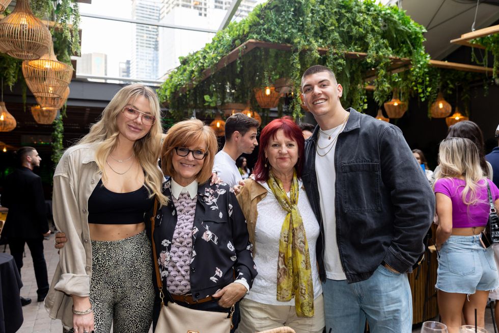 Clodelle, chanteuse et participante d'OD Dans L'Ouest, Alex Yelle d'OD Dans L'Ouest et leurs mamans.