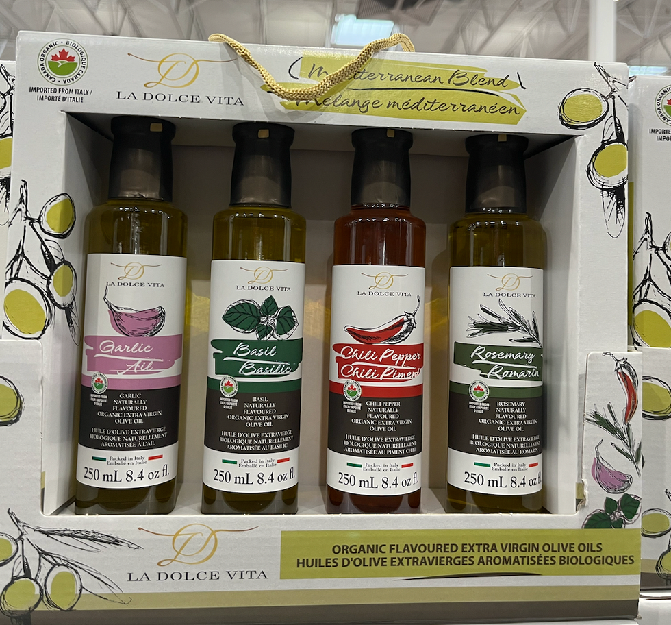 Coffret de quatre huiles d'olive aromatis\u00e9es : ail, basilic, piment chili et romarin.