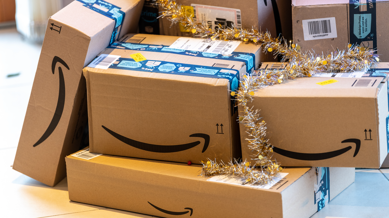 Colis d'Amazon en pile.