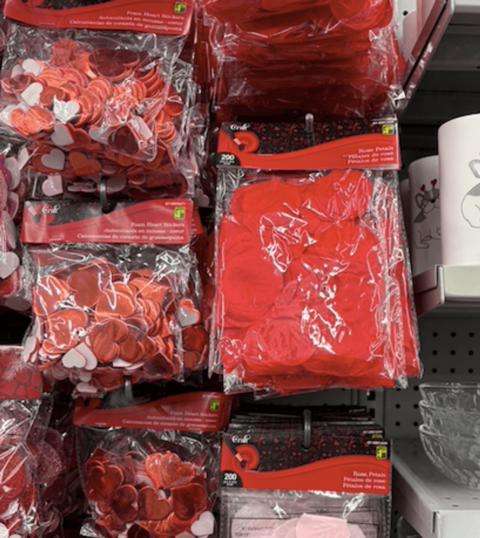 Collants en forme de coeur et p\u00e9tales de fleur d\u00e9coratifs vendus au Dollarama.