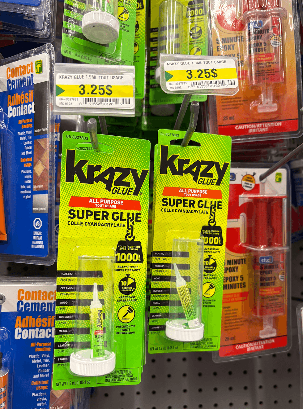 Colles Krazy Glue sur les \u00e9tag\u00e8res du Dollarama.