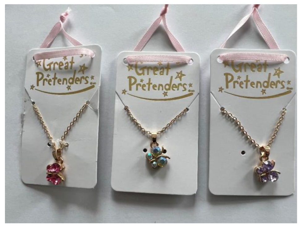 Colliers de marque Great Pretenders avec pendentifs de papillon.