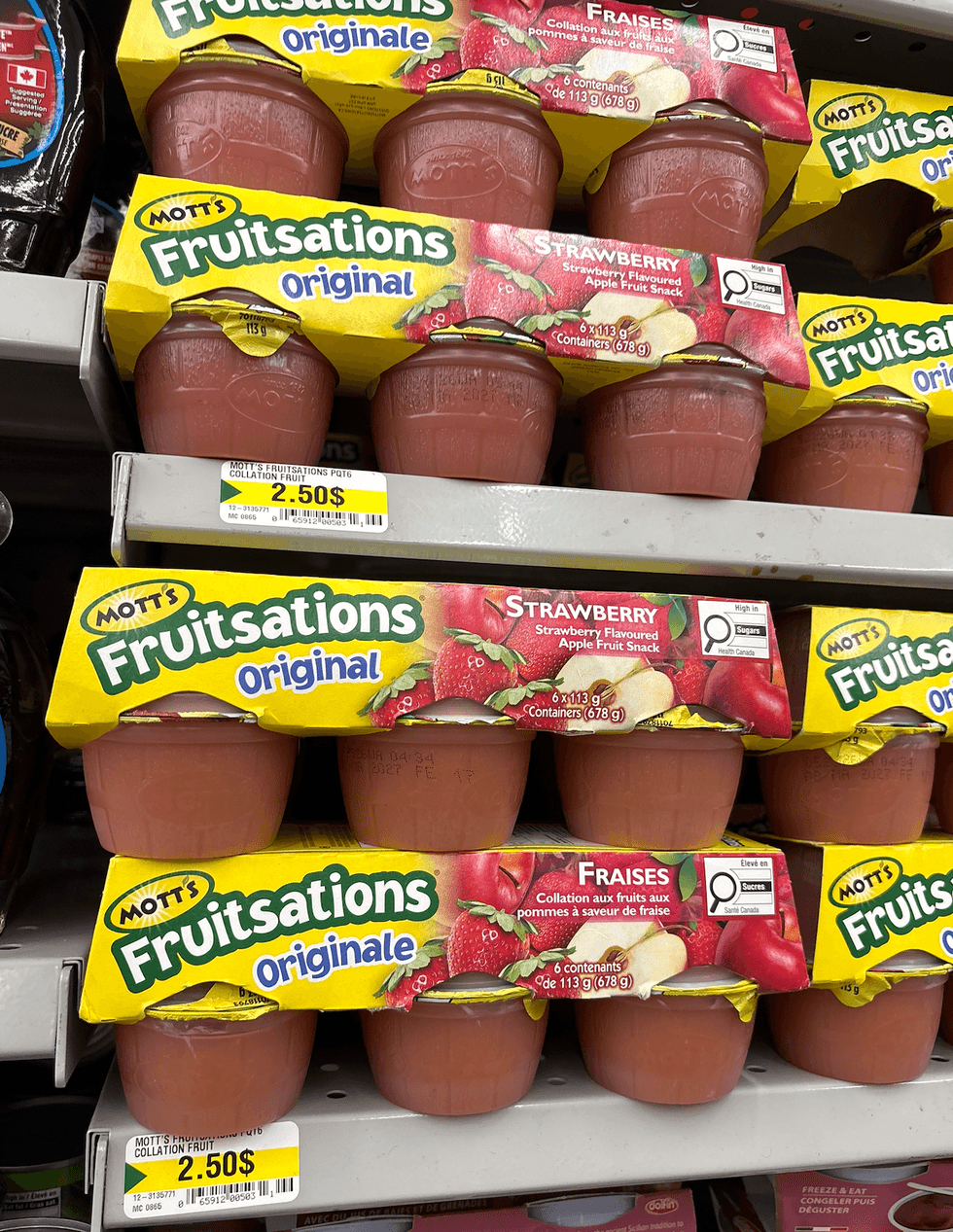 Compotes de pommes de Mott's sur les tablettes du Dollarama.