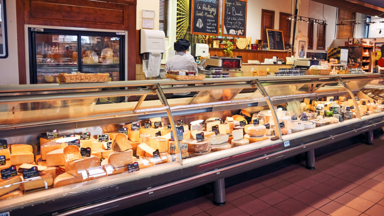 Comptoir de fromages.