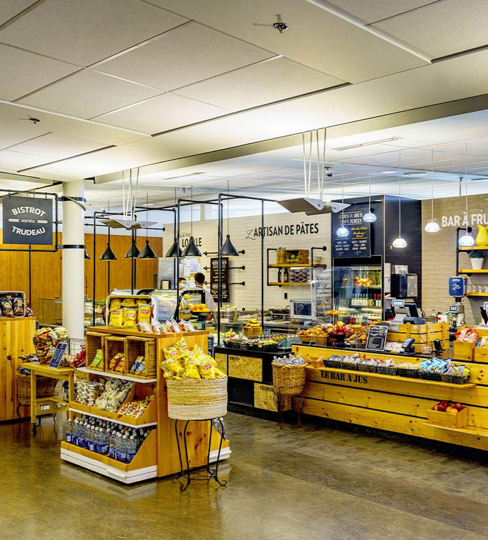 Comptoir du Bistrot International situ\u00e9 \u00e0 l\u2019a\u00e9roport Montr\u00e9al-Trudeau.