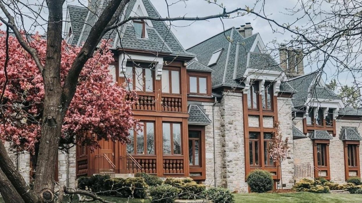 Condo à vendre à Montréal : Ce château digne de la banlieue est en fait un bloc de condos