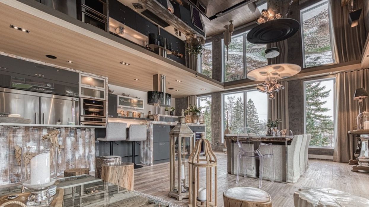 Condo à vendre près de Québec avec un plafond miroir qui te fera voir double