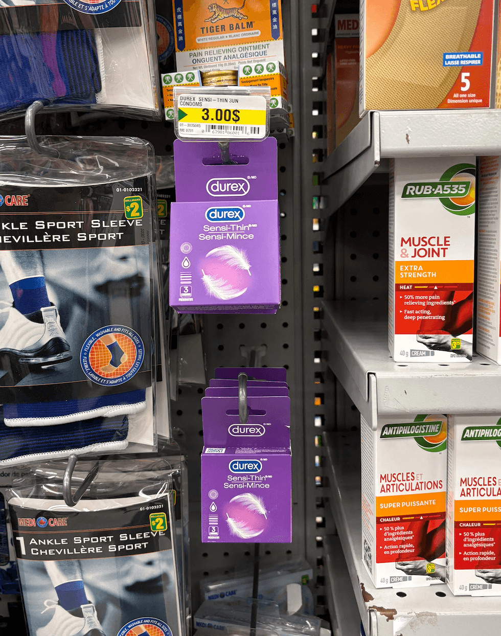 Condoms Durex sur les \u00e9tag\u00e8res du Dollarama.