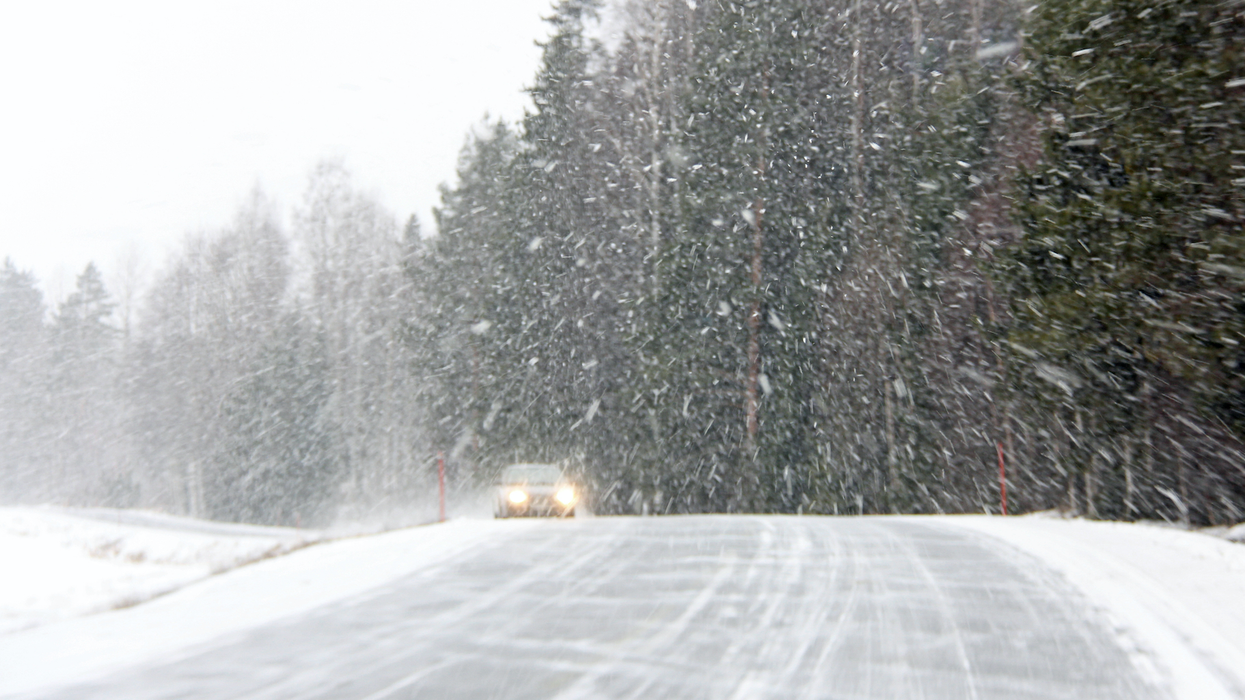 Conduite sur une route enneigée.