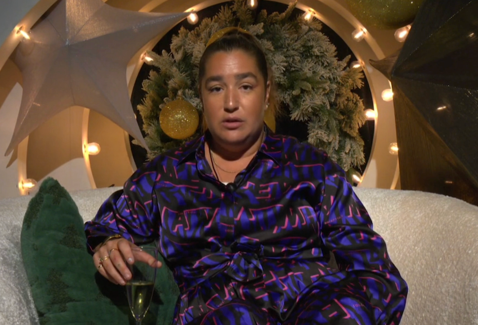 Confessionnal avec fauteuil blanc et mur dor\u00e9.