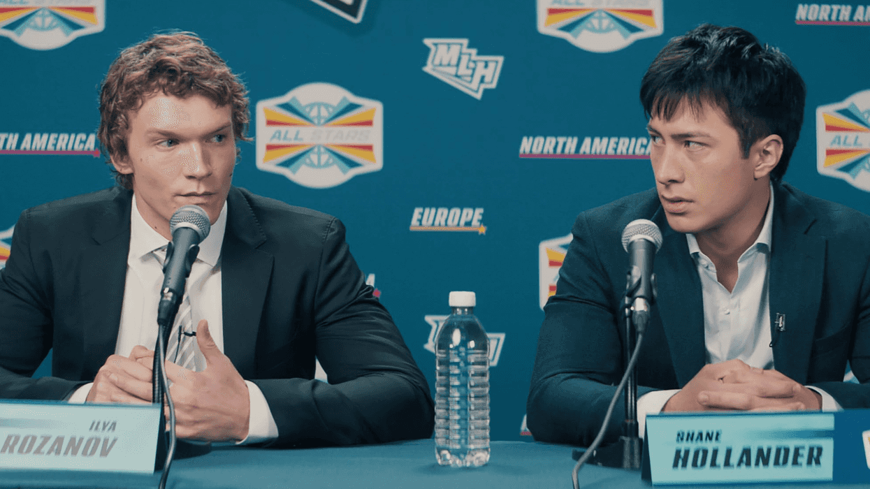 Connor Storrie et Hudson Williams dans la série Heated Rivalry.