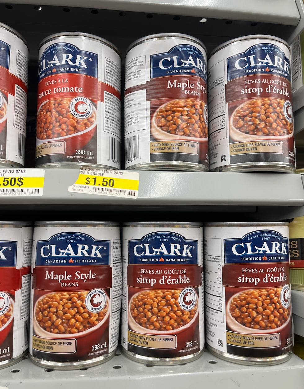 Conserves de f\u00e8ves au lard Clark sur les tablettes du Dollarama.