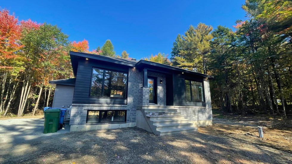 Construction termin\u00e9e avec seulement la rampe manquante.