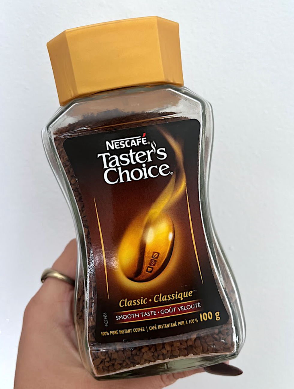 Contenant de caf\u00e9 instantan\u00e9 de la marque Taster's choice par Nescaf\u00e9 avec la mention \u00ab go\u00fbt velout\u00e9 \u00bb.