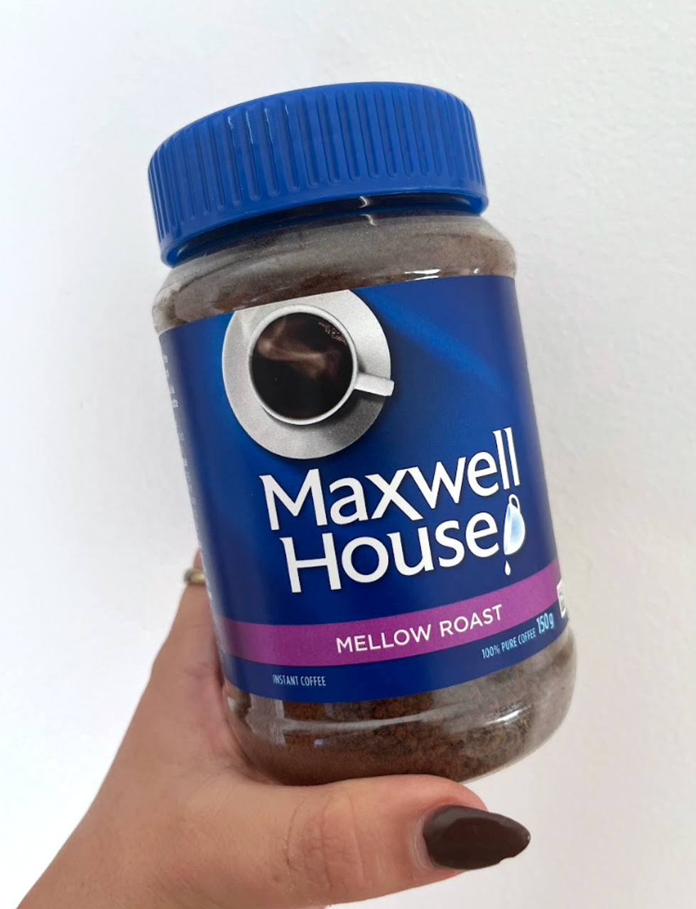 Contenant de caf\u00e9 instantan\u00e9 de la marque \u200bMaxwell House qui porte la mention \u00abTorr\u00e9faction velout\u00e9e \u00bb.