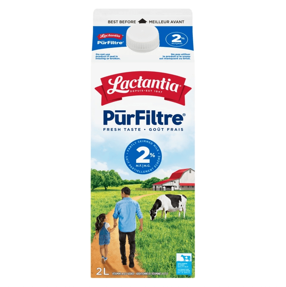 Contenant de deux litres de lait Lactantia 2% sur fond blanc.
