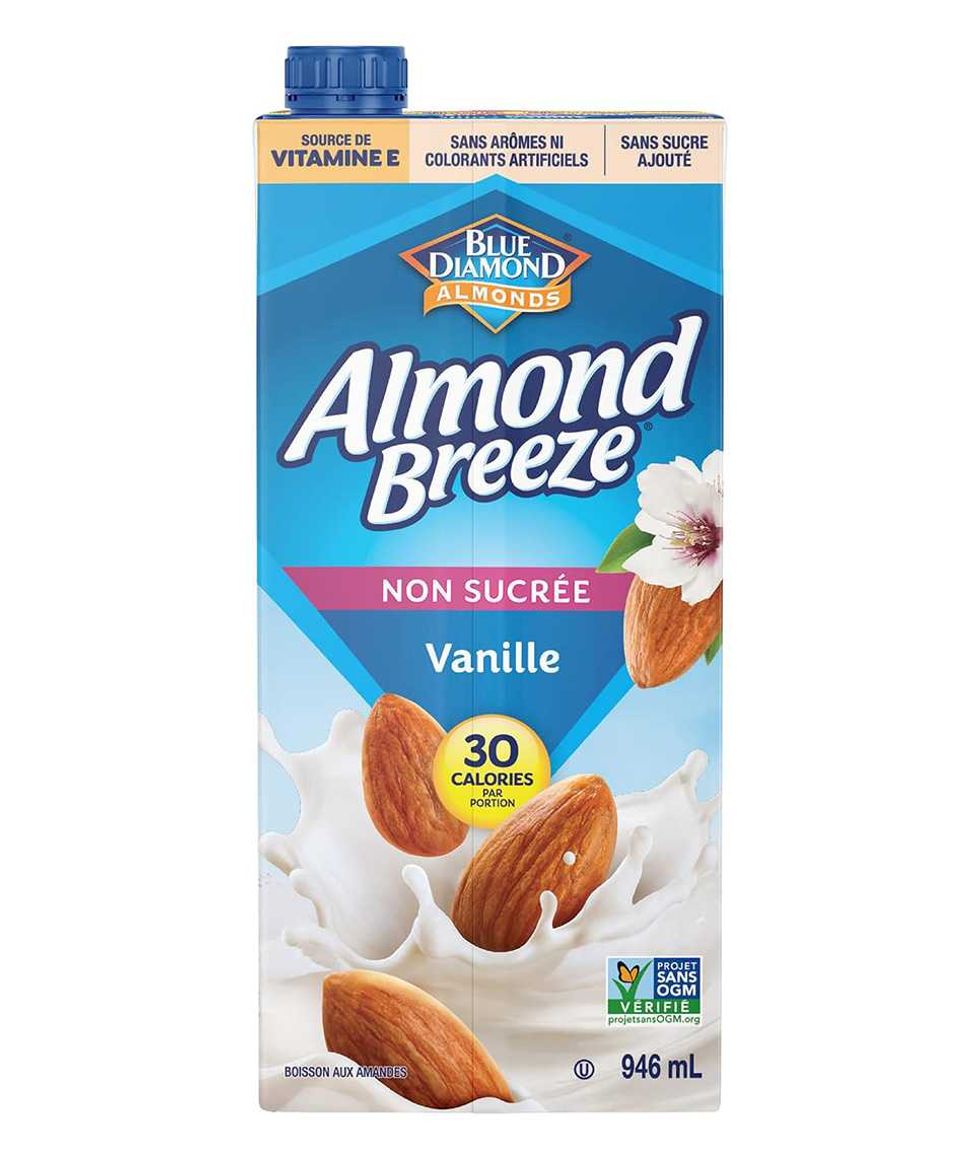 Contenant de lait d'amande \u00e0 la vanille sans sucre Almond Breeze sur fond blanc.
