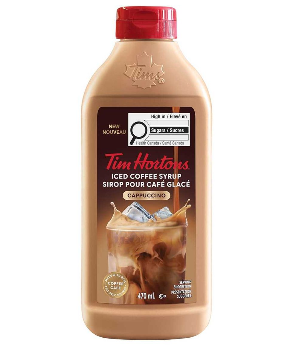 Contenant de sirop pour caf\u00e9 glac\u00e9 \u00e0 saveur de cappuccino Tim Hortons sur fond blanc.