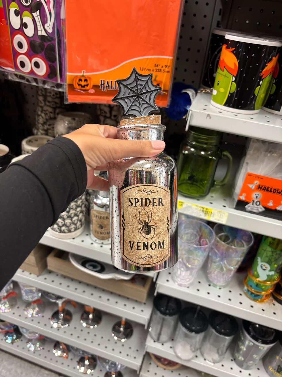 Contenant th\u00e9matique \u00ab Spider Venom \u00bb.