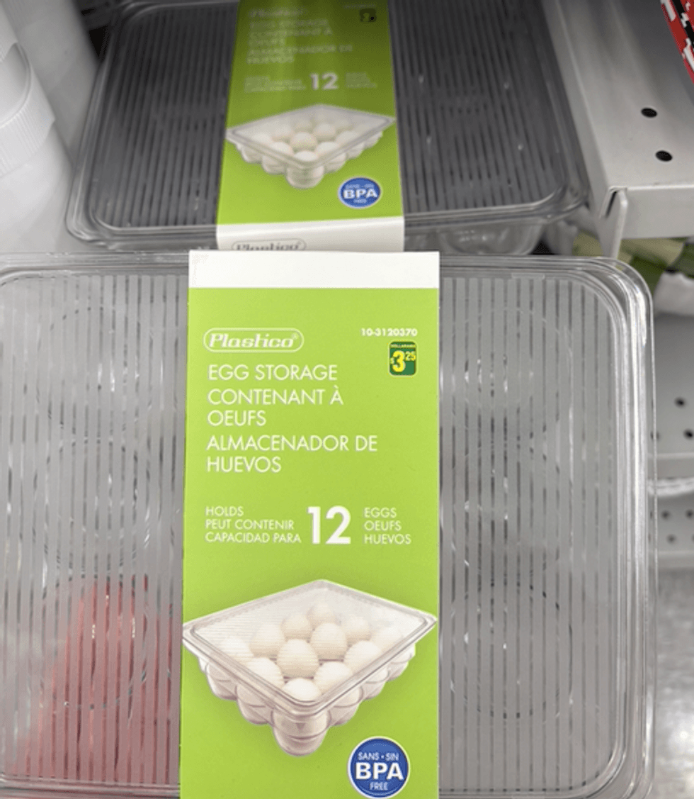 Contenant \u00e0 oeufs en plastique.