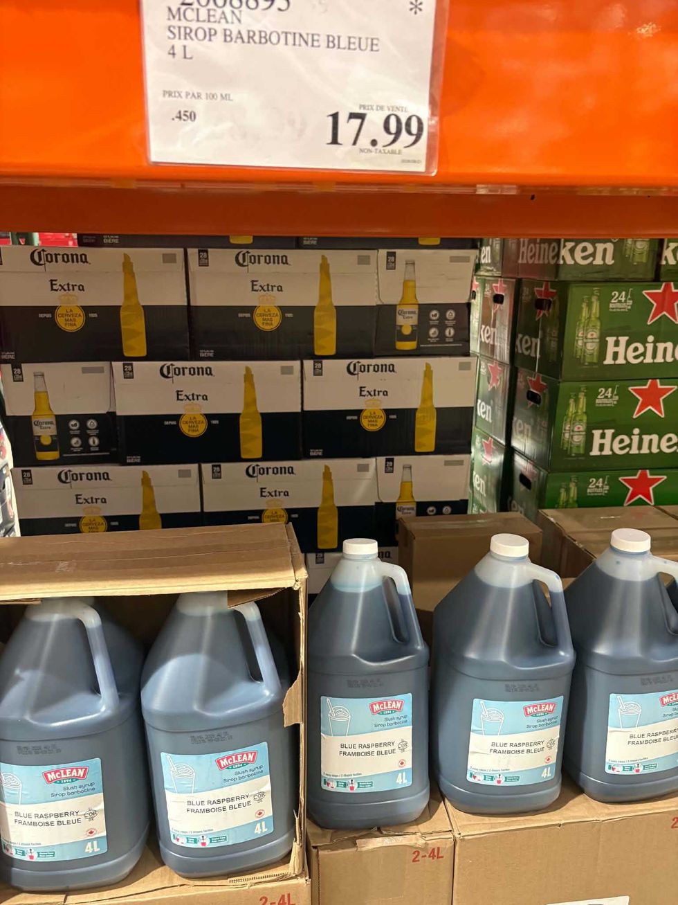 Contenants de quatre litres de sirop \u00e0 barbotine McLean \u00e0 la framboise bleue au Costco.
