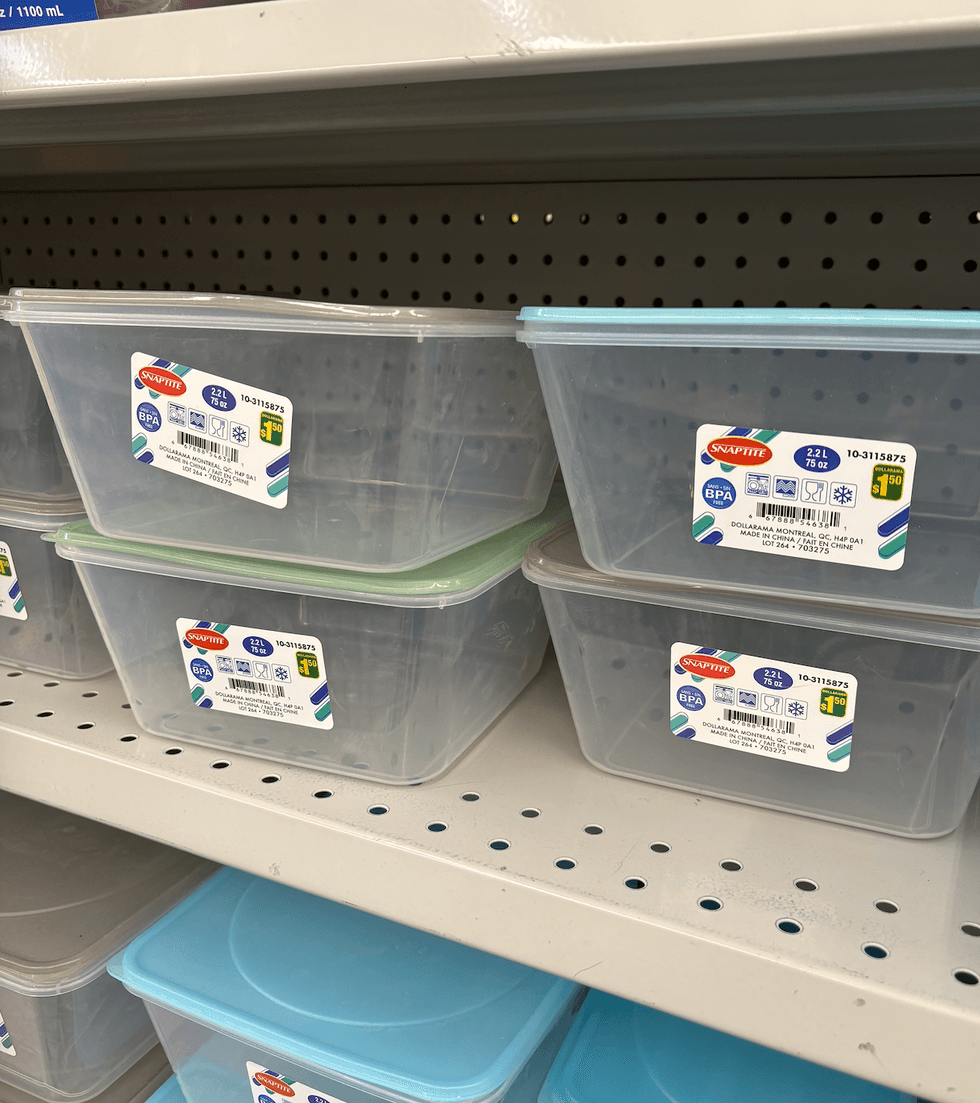 Contenants en plastique sur les tablettes du Dollarama.