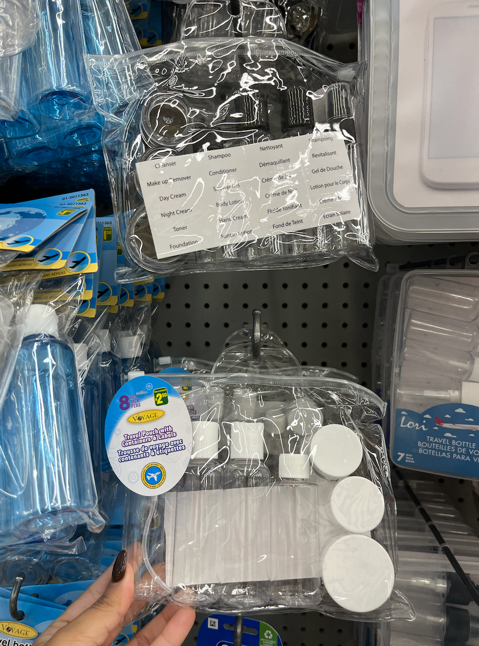 Contenants r\u00e9utilisables avec \u00e9tiquettes dans une pochette transparente.