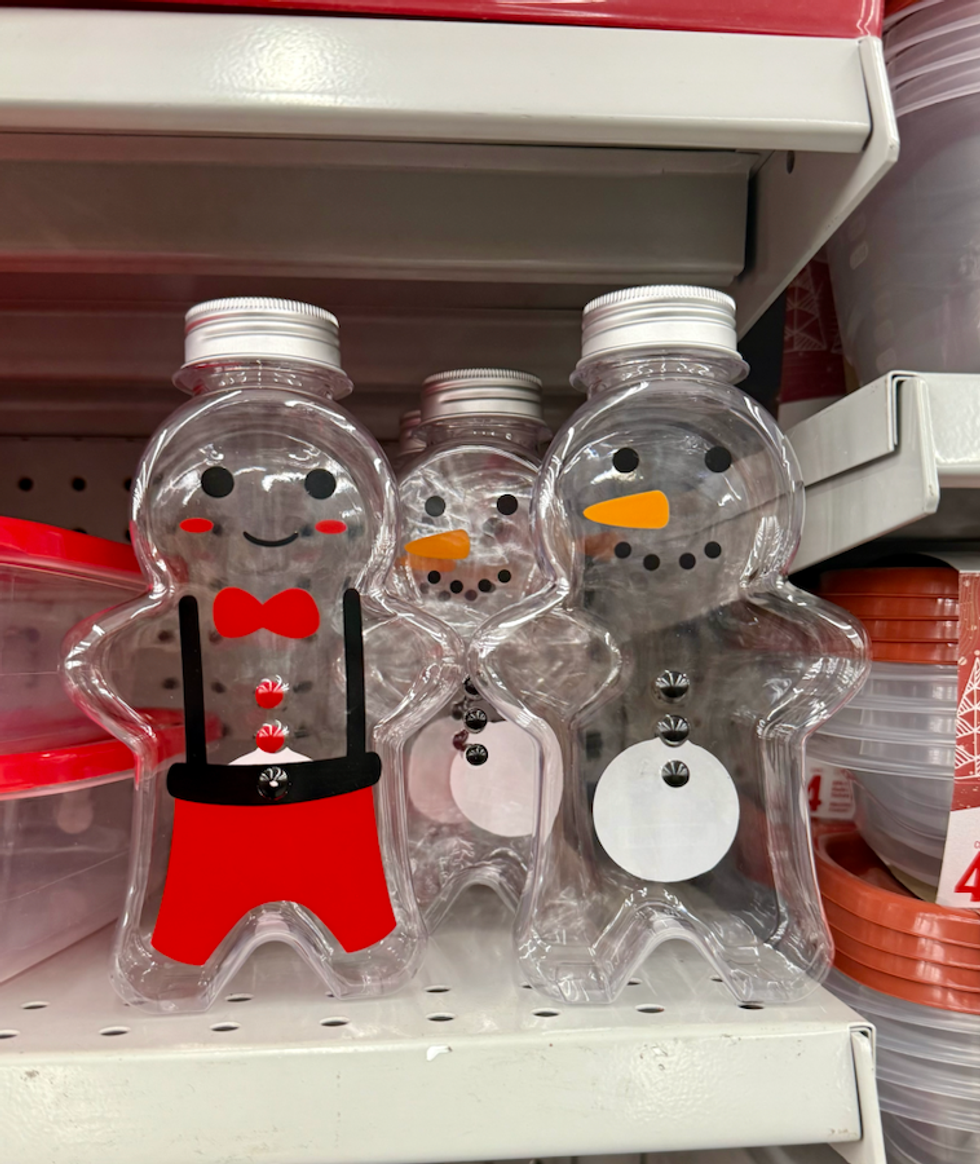Contenants transparents en forme de bonhomme de neige ou de pain d\u2019\u00e9pices vendus au Dollarama.