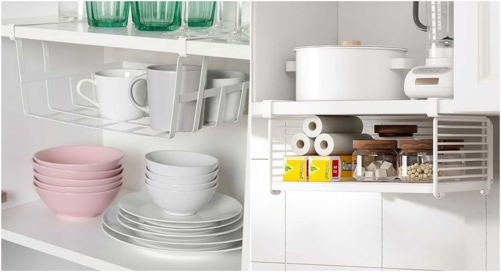 Corbeille \u00e0 pinces P\u00c5LYCKE chez IKEA. Droite : Panier de rangement sous \u00e9tag\u00e8re sur Amazon.