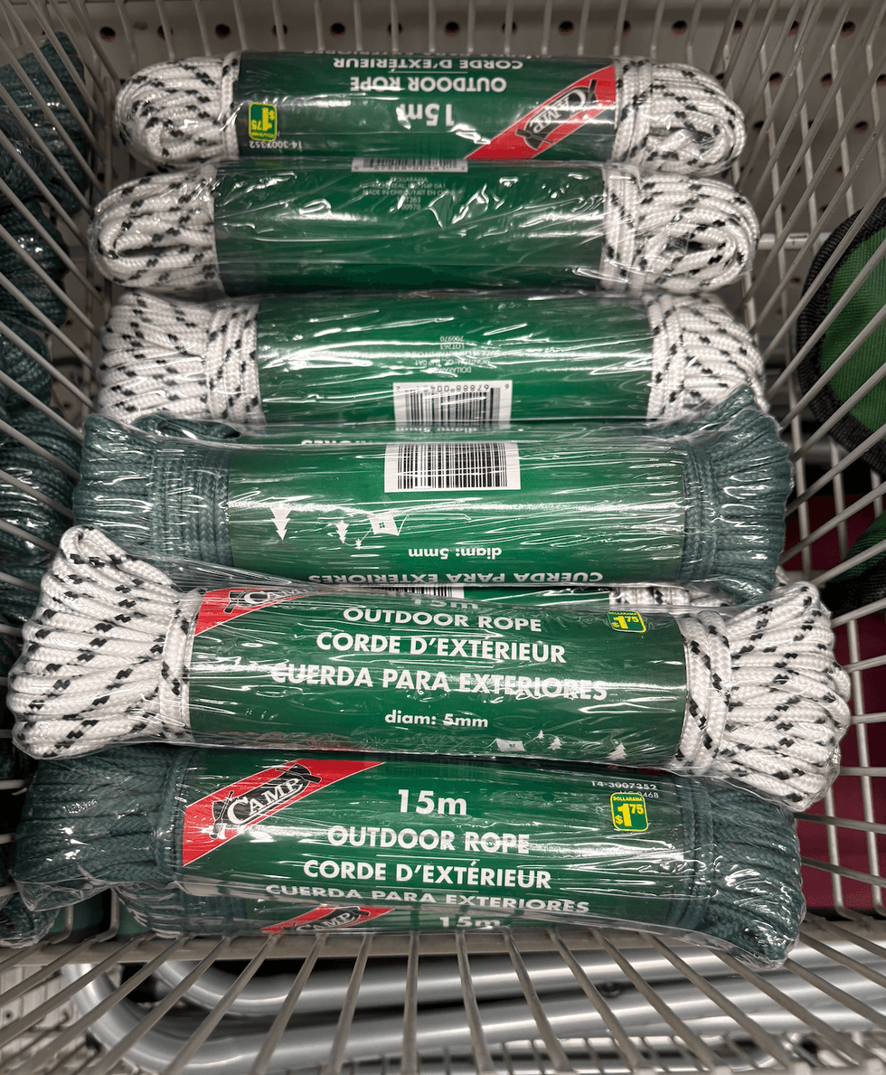 Corde d'ext\u00e9rieur sur les tablettes du Dollarama.