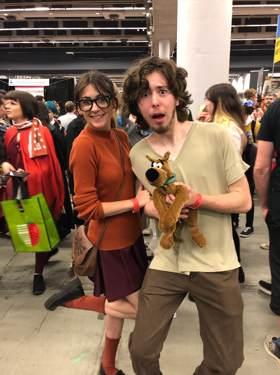 Costumes de Velma et Shaggy avec une peluche de Scooby.