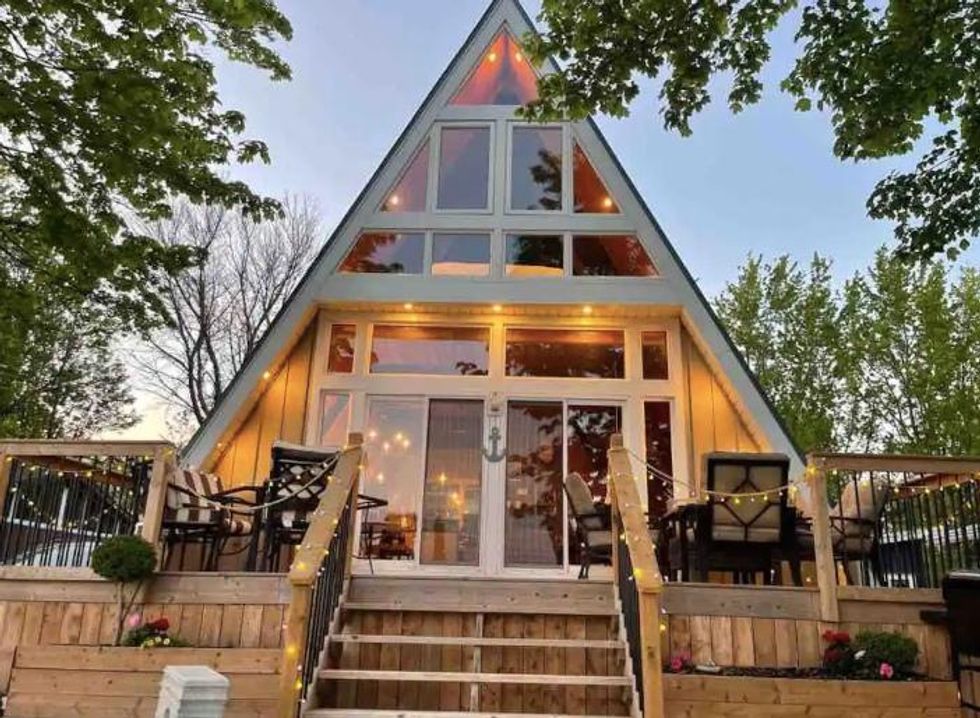 Couples Waterfront Cottage With Movie Theatre