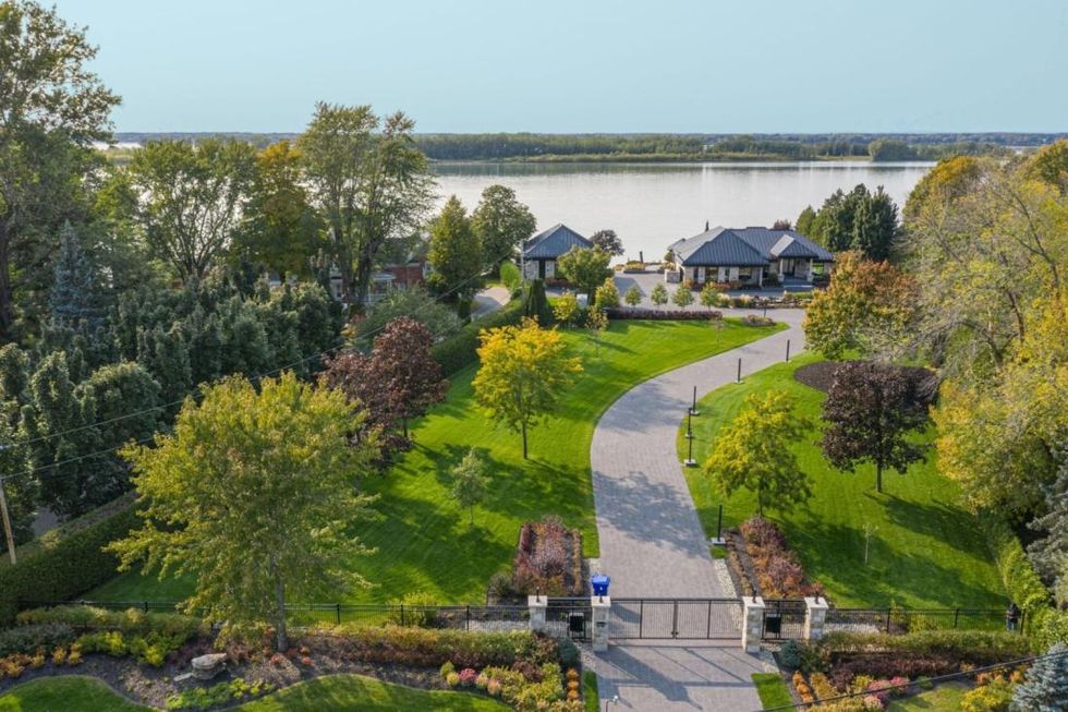 Cour avant au 7750, route Marie-Victorin, Contrecoeur.