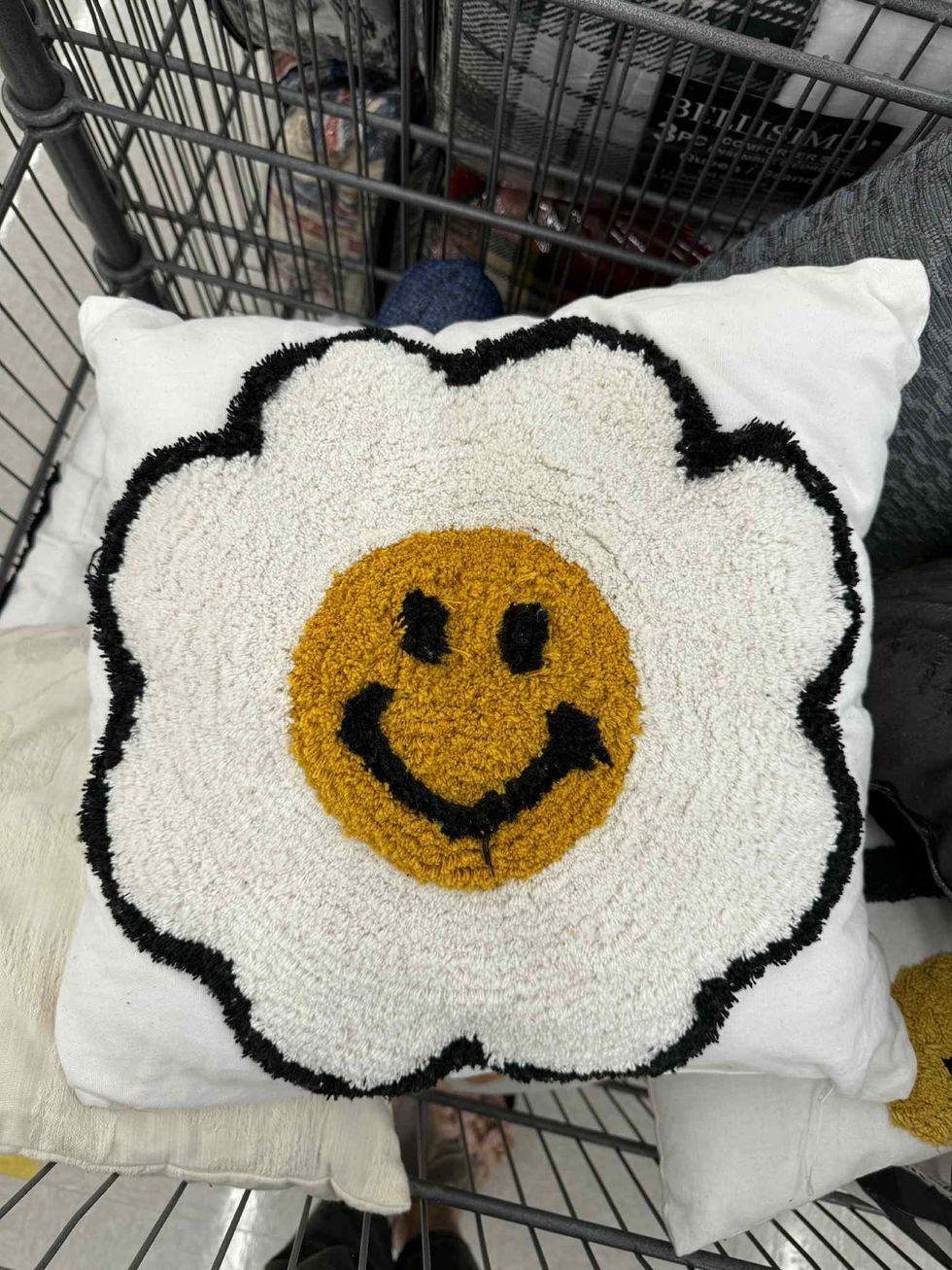 Coussin d\u00e9coratif en vente pour 15 $ chez Tigre G\u00e9ant.