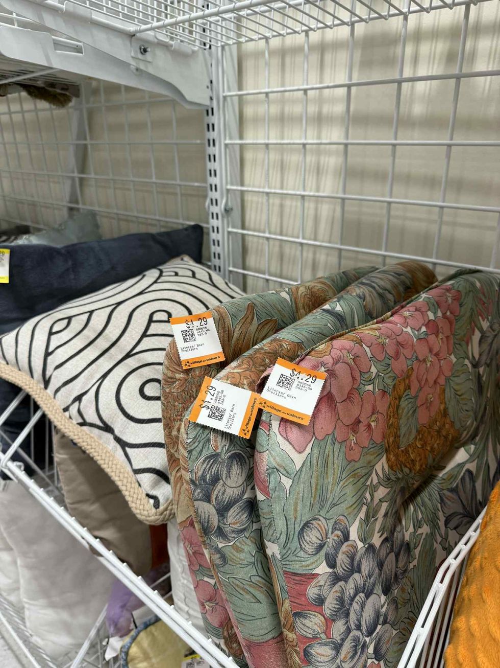Coussins de diff\u00e9rents motifs en vente au Village des Valeurs de Rosem\u00e8re.