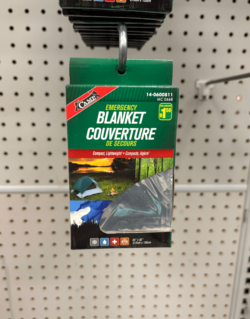 Couverture de secours sur les \u00e9tag\u00e8res du Dollarama.