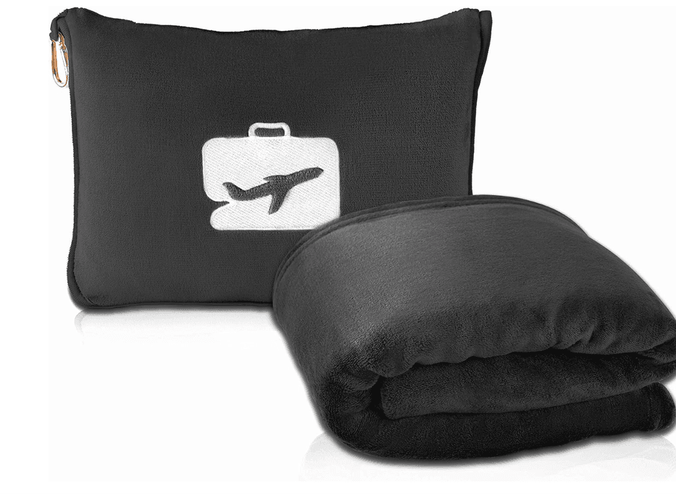 Couverture de voyage noire EverSnug pli\u00e9e avec son \u00e9tui de transport.