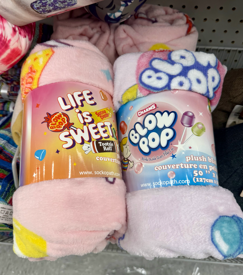 Couvertures en peluche color\u00e9es aux motifs de friandises vendues au Dollarama.