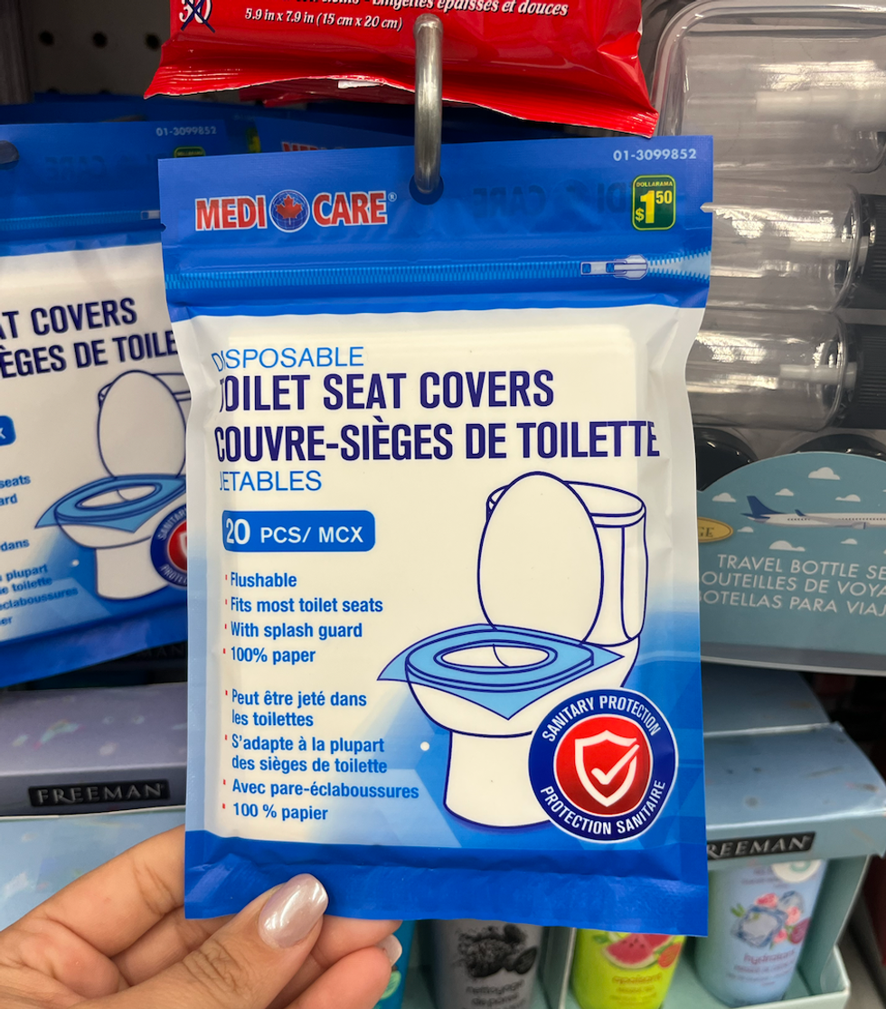 Couvre-si\u00e8ges de toilettes jetables dans leur emballage au Dollarama.
