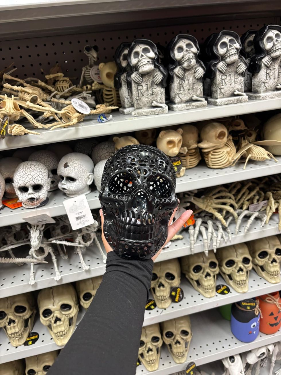 Cr\u00e2ne d\u00e9coratif noir.