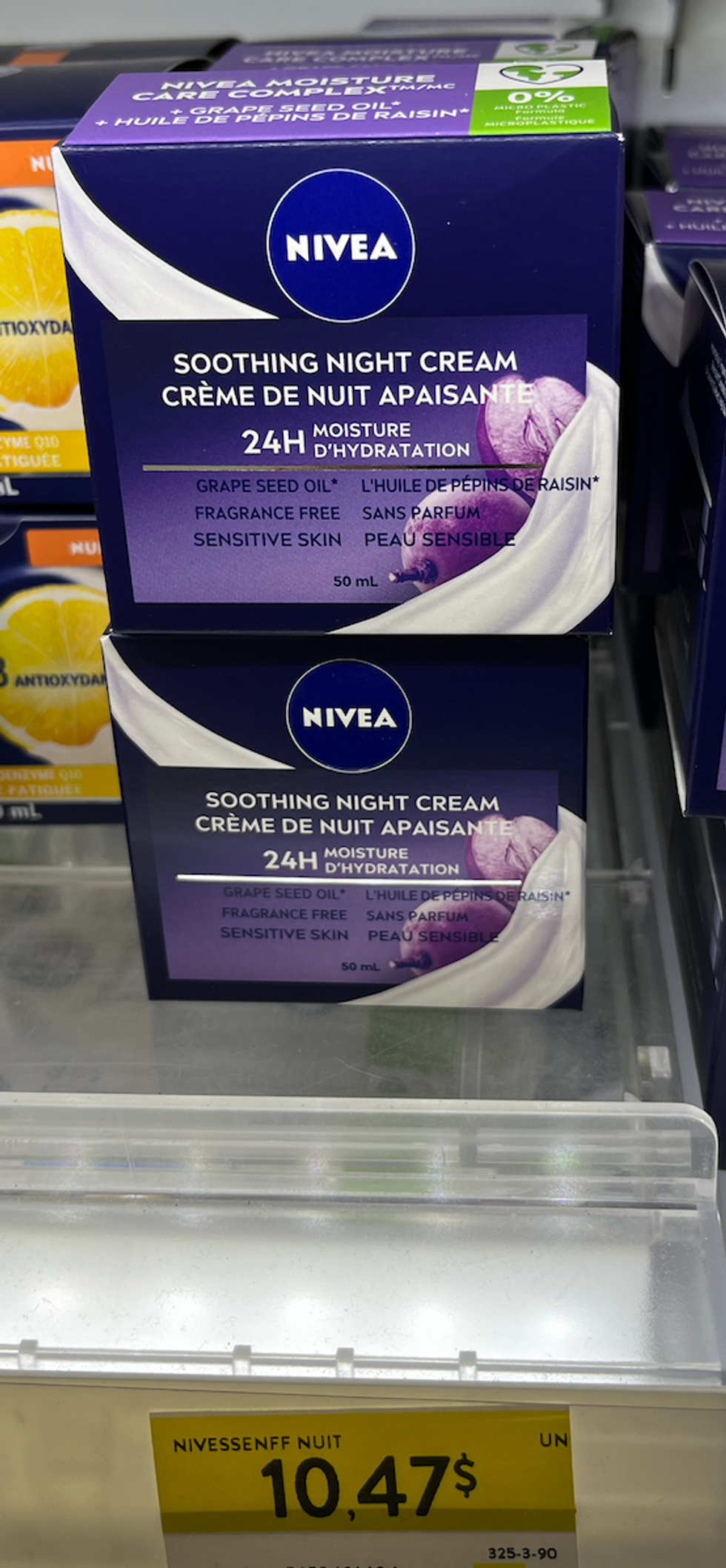 Cr\u00e8me de nuit pour le visage sur une tablette.