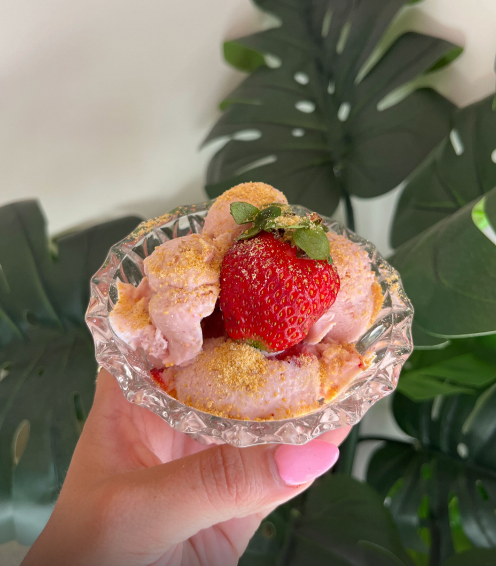 Cr\u00e8me glac\u00e9e cheesecake \u00e0 la fraise version TikTok.